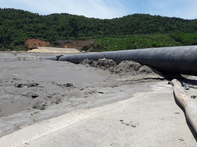 B&ugrave;n thải từ Dự &aacute;n Đ&ecirc; chắn s&oacute;ng cảng Ch&acirc;n M&acirc;y h&uacute;t l&ecirc;n gần 2 th&aacute;ng vẫn c&ograve;n nh&atilde;o, chỉ sau 1 trận mưa b&ugrave;n đ&atilde; tr&agrave;n l&ecirc;n đường.