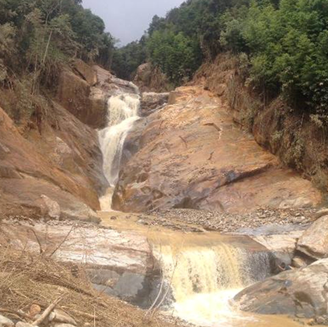 Địa h&igrave;nh n&uacute;i cao v&agrave; dốc khiến c&aacute;c tỉnh v&ugrave;ng n&uacute;i ph&iacute;a Bắc năm n&agrave;o cũng bị lũ ống, lũ qu&eacute;t v&agrave; sạt lở đất t&agrave;n ph&aacute;.