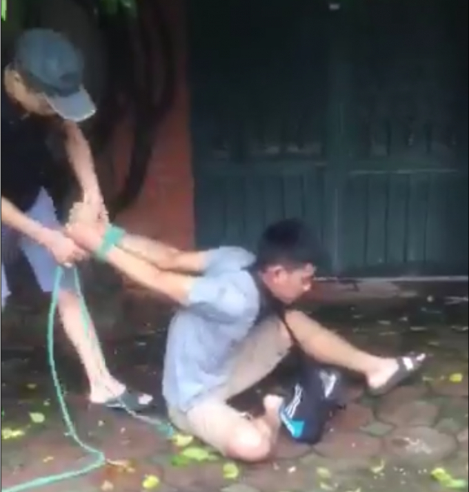 Nam thanh ni&ecirc;n bị tr&oacute;i tay ngược ra đằng sau (ảnh cắt từ clip).