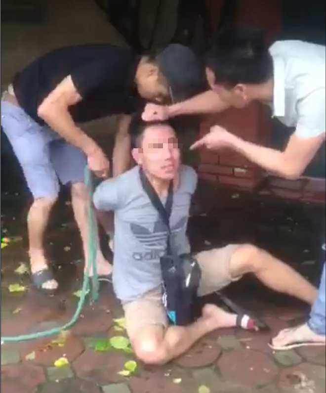 Người &aacute;o trắng t&uacute;m t&oacute;c c&aacute;o buộc nam thanh ni&ecirc;n trộm xe m&aacute;y (ảnh cắt từ clip).
