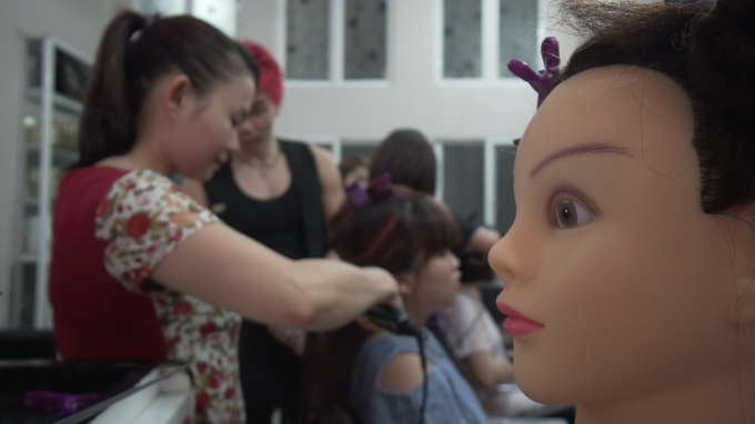 Chị đ&atilde; chọn được cho m&igrave;nh một nghề ph&ugrave; hợp với bản than để gắn b&oacute; trong tương lai, hiện chị đang trong giai đoạn học nghề.&nbsp;