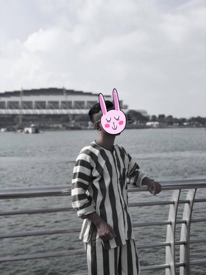 Thanh ni&ecirc;n mặc đồ giống quần &aacute;o phạm nh&acirc;n check-in ở Singapore khiến d&acirc;n t&igrave;nh x&ocirc;n xao