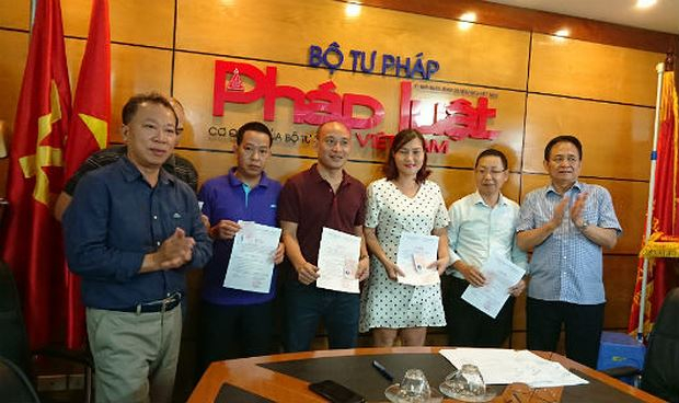 Trao thẻ cho 5 đảng vi&ecirc;n B&aacute;o Ph&aacute;p luật Việt Nam.