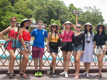 C&aacute;c hoa hậu thăm quan C&ocirc;ng vi&ecirc;n suối kho&aacute;ng n&oacute;ng N&uacute;i Thần T&agrave;i.