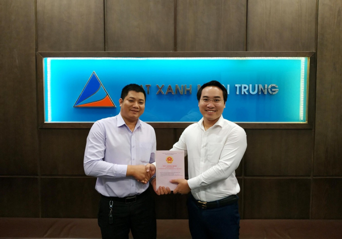 Người d&acirc;n nhận sổ đỏ tại khu đ&ocirc; thị Lakeside Palace.