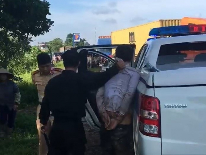 Một trong ba đối tượng bị lực lượng CSGT t&oacute;m gọn.