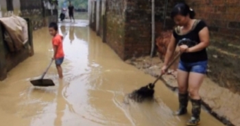 Clip: Dân Chương Mỹ cấp tập dọn bùn, xây gác xép "cứu đồ" khỏi ngập