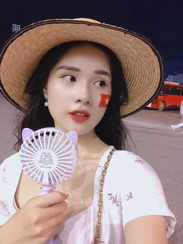 Huyền Trang c&ocirc;ng khai đi cổ vũ Trọng Đại ở trận đấu giao hữu.