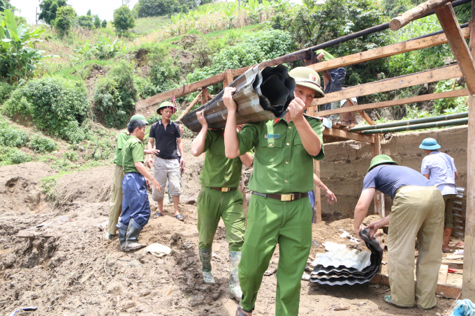 C&ocirc;ng an Lai Ch&acirc;u nỗ lực hỗ trợ nh&acirc;n d&acirc;n khắc phục hậu quả sau mưa lũ