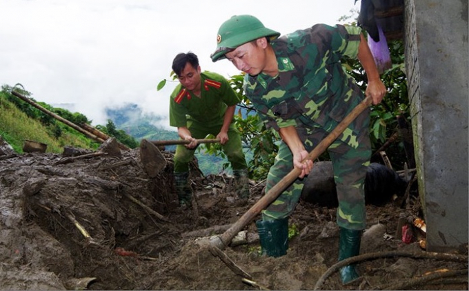 C&ocirc;ng an phối hợp với bộ đội t&igrave;m kiếm nạn nh&acirc;n bị mất t&iacute;ch