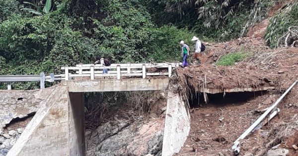 Rùng mình cảnh giáo viên đi bộ hơn 17km “cõng chữ lên non”