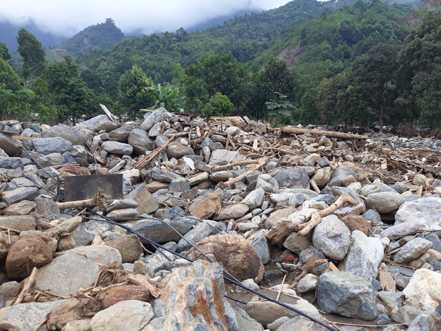 Trước đ&acirc;y l&agrave; đường, b&acirc;y giờ chỉ c&ograve;n mỗi đ&aacute; sỏi.