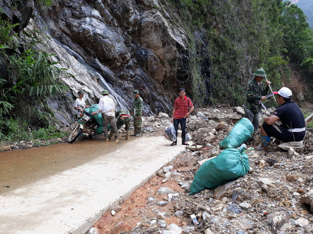 Xe m&aacute;y chỉ đi được khoảng 7, 8km, c&ograve;n lại phải đi bộ hơn 17km với những bao tải lương thực nặng g&ugrave;i tr&ecirc;n lưng.