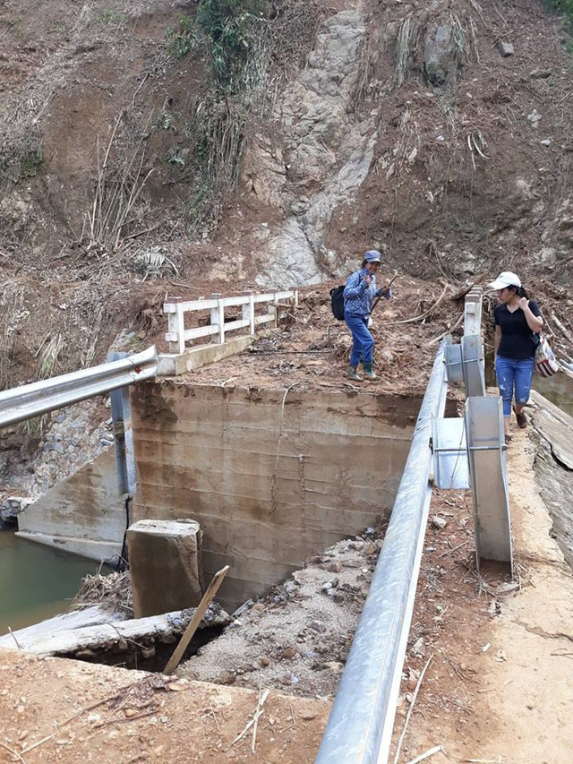 2 gi&aacute;o vi&ecirc;n nữ của Trường PTDTBT tiểu học An Lương l&agrave; c&ocirc; H&agrave; Thị Huyền v&agrave; c&ocirc; Đinh Thị Thủy cũng phải đi bộ suốt 17 c&acirc;y số đến trường.