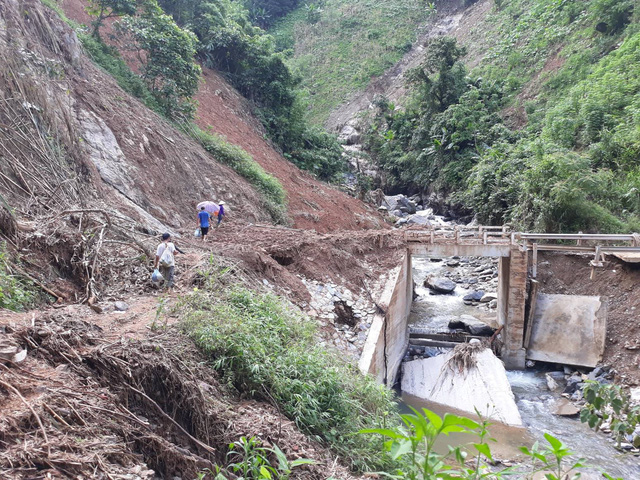 Sạt lở nghi&ecirc;m trọng đến mức đến cả m&aacute;y m&uacute;c cũng kh&ocirc;ng thể di chuyển v&agrave;o để cứu hộ.