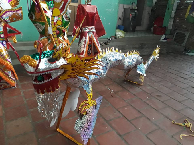 &Ocirc;ng Phi - một chủ cơ sở sản xuất v&agrave;ng m&atilde;, chia sẻ, mỗi gia đ&igrave;nh trong l&agrave;ng sẽ chuy&ecirc;n sản xuất một mặt h&agrave;ng. Gia đ&igrave;nh &ocirc;ng chuy&ecirc;n l&agrave;m c&aacute;c đồ lễ cho việc hầu đồng, thờ tứ phủ.