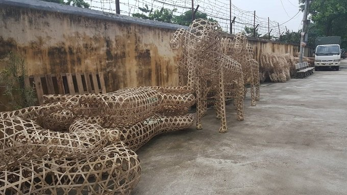 L&agrave;ng nghề Ph&uacute;c Am l&agrave; một trong những địa điểm lớn ở miền Bắc chuy&ecirc;n cung cấp c&aacute;c loại mặt h&agrave;ng li&ecirc;n quan đến đồ m&atilde;. Mọi con đường dẫn v&agrave;o l&agrave;ng đều phơi đầy khung h&igrave;nh ngựa, voi bằng tre, sau khi kh&ocirc; sẽ được gia c&ocirc;ng, d&aacute;n giấy m&agrave;u sặc sỡ.