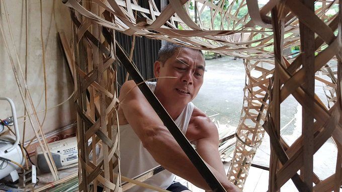 &Ocirc;ng Nguyễn Văn C&ocirc;ng (60 tuổi) chia sẻ, l&agrave;ng Ph&uacute;c Am c&oacute; nghề m&acirc;y tre đan gia truyền. C&aacute;ch đ&acirc;y gần 30 năm, nghề l&agrave;m v&agrave;ng m&atilde; bắt đầu xuất hiện ở l&agrave;ng. Đến nay gần như cả l&agrave;ng&nbsp;l&agrave;m nghề n&agrave;y.