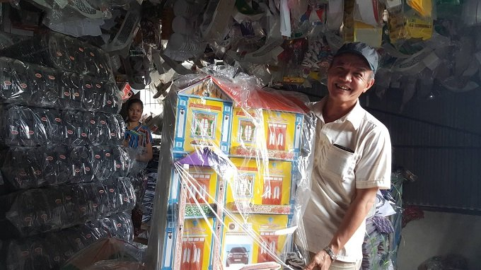 &Ocirc;ng Dũng, người l&agrave;m c&ocirc;ng trong kho n&agrave;y, cho biết: