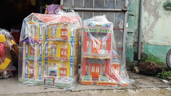 Theo &ocirc;ng, v&agrave;o những ng&agrave;y như vậy, rất nhiều gia đ&igrave;nh kh&ocirc;ng tiếc tay chi tiền triệu để sắm sửa v&agrave;ng m&atilde;. Một số loại v&agrave;ng m&atilde; được người d&acirc;n ưa chuộng như &ocirc; t&ocirc;, xe m&aacute;y, biệt thự.