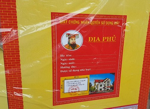 Mỗi căn nh&agrave; lầu đều c&oacute; giấy chứng nhận quyền sở hữu. Gia chủ muốn đốt cho ai, ghi t&ecirc;n tuổi người đ&atilde; khuất v&agrave;o tờ giấy n&agrave;y.