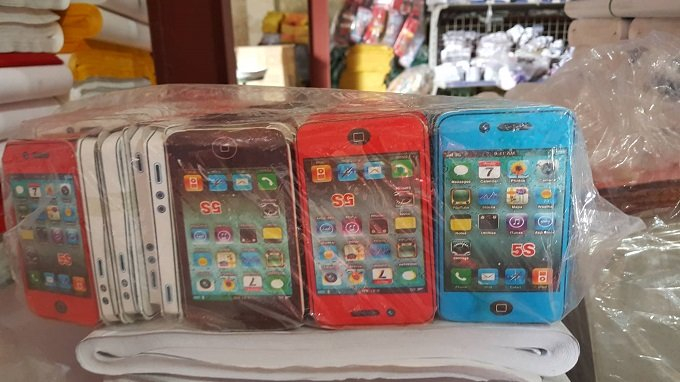 &Ocirc;ng Dũng cho biết th&ecirc;m, gi&aacute; cả của&nbsp;những chiếc iphone rất đa dạng, chủ yếu phụ thuộc v&agrave;o k&iacute;ch thước, độ tinh xảo v&agrave; vật liệu đi k&egrave;m, ch&uacute;ng được d&acirc;n bu&ocirc;n gọi l&agrave; v&agrave;ng m&atilde;