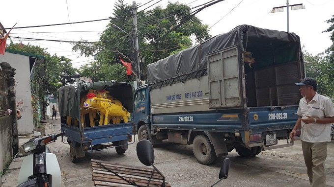 12 giờ trưa, xe cộ&nbsp;vẫn li&ecirc;n tục chuyển b&aacute;nh chở h&agrave;ng đi c&aacute;c tỉnh, th&agrave;nh.