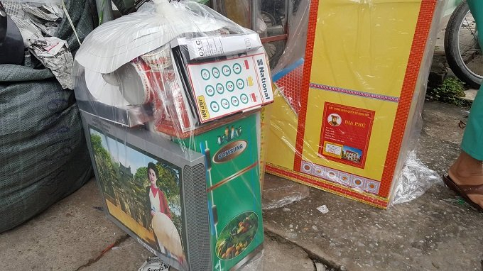 Mặt h&agrave;ng gia dụng gồm tivi, tủ lạnh, m&aacute;y giặt, bếp từ, b&igrave;nh n&oacute;ng lạnh... thu h&uacute;t người mua.