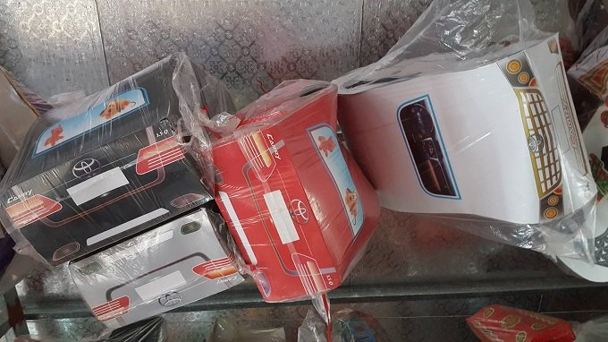 Chỉ cần bỏ ra từ 100 ngh&igrave;n đồng đến&nbsp;1 triệu&nbsp;đồng, kh&aacute;ch c&oacute; thể sắm được chiếc &ocirc; t&ocirc; Camry như trong h&igrave;nh.