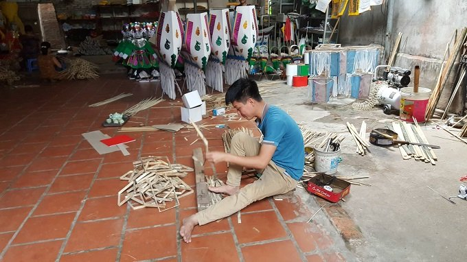 Theo nam c&ocirc;ng nh&acirc;n n&agrave;y, b&ecirc;n cạnh c&aacute;c mặt h&agrave;ng như tiền, v&agrave;ng, ngựa...,&nbsp; xe tay ga, &ocirc; t&ocirc;, biệt thự chiếm phần lớn thị trường. Kiểu d&aacute;ng, m&agrave;u sắc, k&iacute;ch thước của c&aacute;c mặt h&agrave;ng ng&agrave;y c&agrave;ng phong ph&uacute;, được thợ cải tiến sao cho giống đồ thật nhất c&oacute; thể.&nbsp;