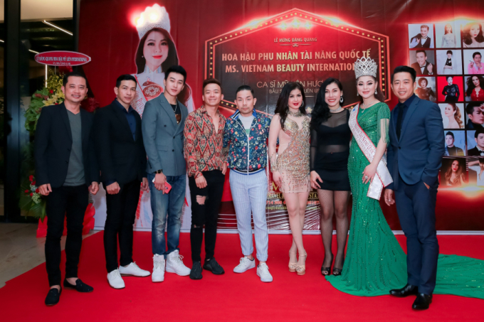 D&agrave;n sao Việt đến ch&uacute;c mừng Hoa hậu Phu nh&acirc;n Quốc tế Mỹ Li&ecirc;n