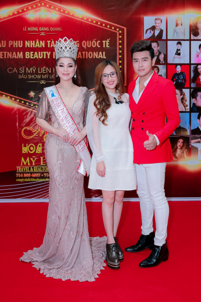 D&agrave;n sao Việt đến ch&uacute;c mừng Hoa hậu Phu nh&acirc;n Quốc tế Mỹ Li&ecirc;n