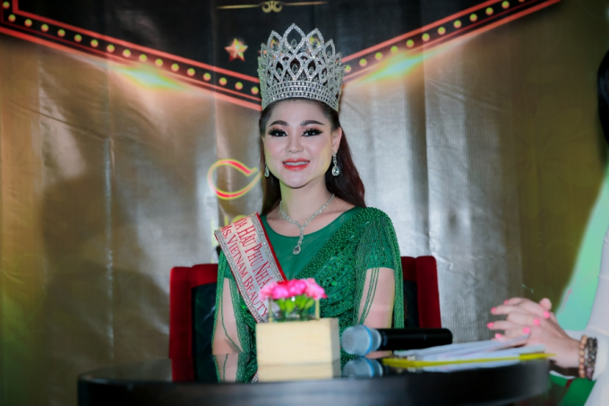 D&agrave;n sao Việt đến ch&uacute;c mừng Hoa hậu Phu nh&acirc;n Quốc tế Mỹ Li&ecirc;n