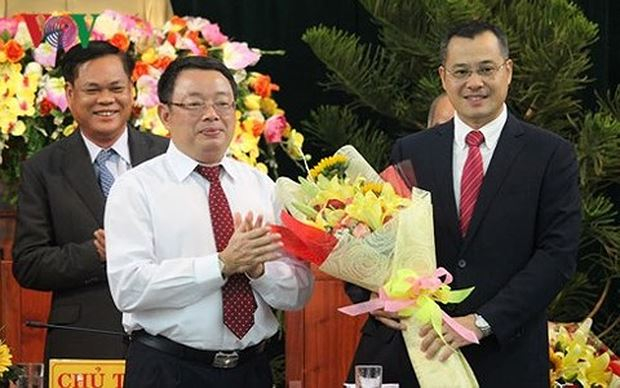 &Ocirc;ng Phạm Đại Dương (b&ecirc;n phải) nhận Quyết định.