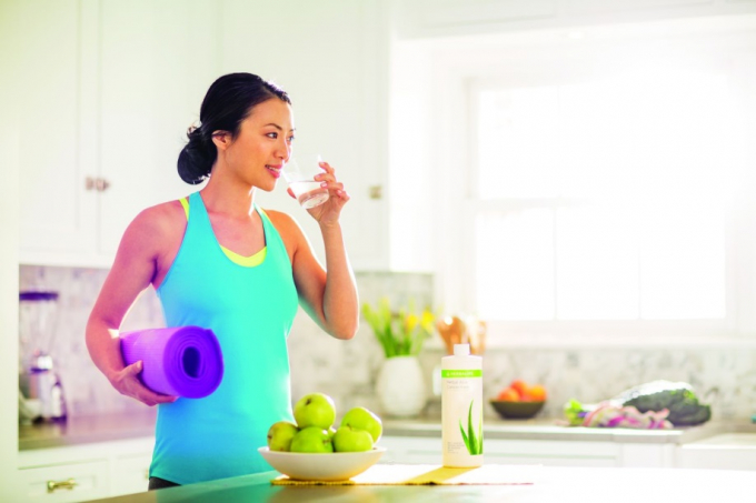 B&ugrave; nước: Ch&igrave;a kho&aacute; cho một cuộc sống khỏe mạnh hơn trong m&ugrave;a h&egrave;