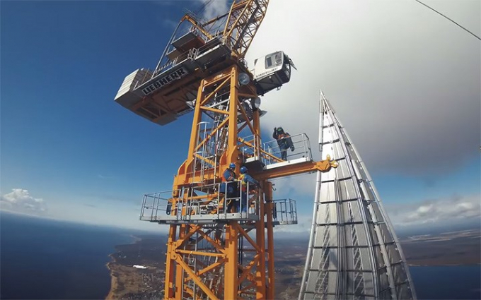 Mới đ&acirc;y tr&ecirc;n Youtube xuất hiện một video cho người xem cảm gi&aacute;c nhảy tự do từ t&ograve;a th&aacute;p cao nhất ch&acirc;u &Acirc;u n&agrave;y. (Ảnh cắt từ clip)