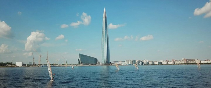 Dự &aacute;n được khởi c&ocirc;ng năm 2012. T&ograve;a nh&agrave; 87 tầng c&oacute; phần ch&oacute;p bao gồm đ&agrave;i quan s&aacute;t v&agrave; nh&agrave; h&agrave;ng, mang lại cho du kh&aacute;ch cảnh tượng cực kỳ ngoạn mục về Vịnh Phần Lan.