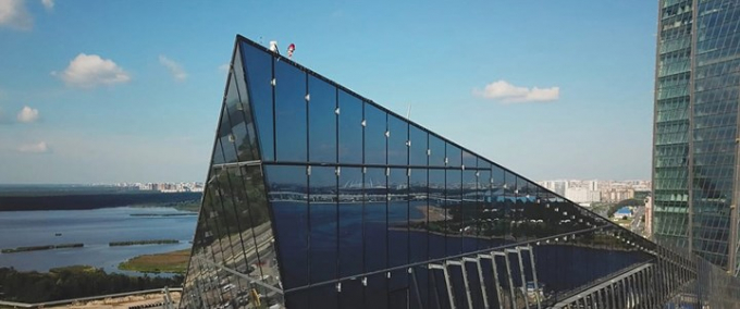 C&ocirc;ng tr&igrave;nh được bao phủ bởi 16.500 tấm k&iacute;nh được trang bị cửa chớp tự động v&agrave; van được thiết kế để giảm thất tho&aacute;t nhiệt. Đ&acirc;y l&agrave; 1 trong c&aacute;c biện ph&aacute;p gi&uacute;p cho Trung t&acirc;m Lakhta l&agrave; 1 t&ograve;a nh&agrave; th&acirc;n thiện với m&ocirc;i trường, b&ecirc;n cạnh việc lọc v&agrave; t&aacute;i sử dụng nước.