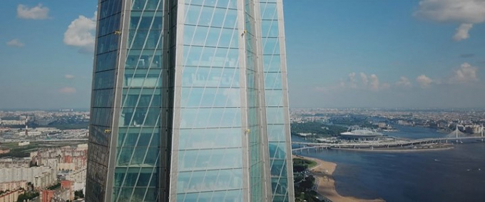 Phần m&oacute;ng của t&ograve;a nh&agrave; được đ&agrave;o s&acirc;u đến 82m dưới mặt đất, v&igrave; thế n&oacute; được S&aacute;ch kỷ lục Guinness thế giới c&ocirc;ng nhận l&agrave; t&ograve;a nh&agrave; &ldquo;đổ b&ecirc; t&ocirc;ng li&ecirc;n tục lớn nhất&rdquo; trong lịch sử.