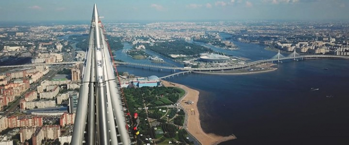 To&agrave;n th&acirc;n của t&ograve;a nh&agrave; n&agrave;y &ldquo;vặn xoắn&rdquo; 1 g&oacute;c 90 độ từ m&oacute;ng l&ecirc;n đến đỉnh. Gi&oacute; tr&ecirc;n đỉnh th&aacute;p c&oacute; thể thổi với tốc độ gần 140km/h, v&igrave; thế c&ocirc;ng tr&igrave;nh n&agrave;y cần tới 15 cột trợ lực để ph&acirc;n t&aacute;n lực cho phần l&otilde;i.