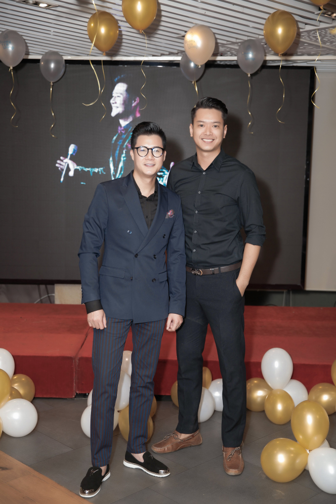 Quang Dũng x&uacute;c động khi con trai h&aacute;t mừng sinh nhật bố