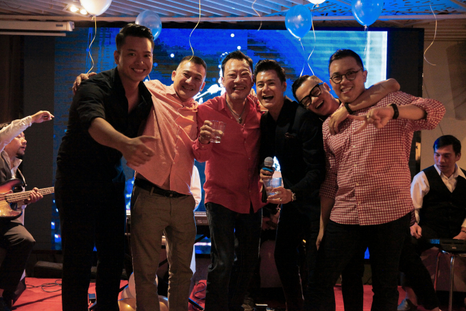 Mặc d&ugrave; kẹt show kh&ocirc;ng đến mừng sinh nhật, nhưng bất ngờ khi ph&aacute;t clip ch&uacute;c mừng nhưng những người bạn th&acirc;n v&agrave; gia đ&igrave;nh đ&atilde; &acirc;m thầm tổ chức v&agrave; tạo bất ngờ cho anh.