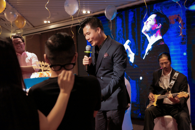 Quang Dũng x&uacute;c động khi con trai h&aacute;t mừng sinh nhật bố