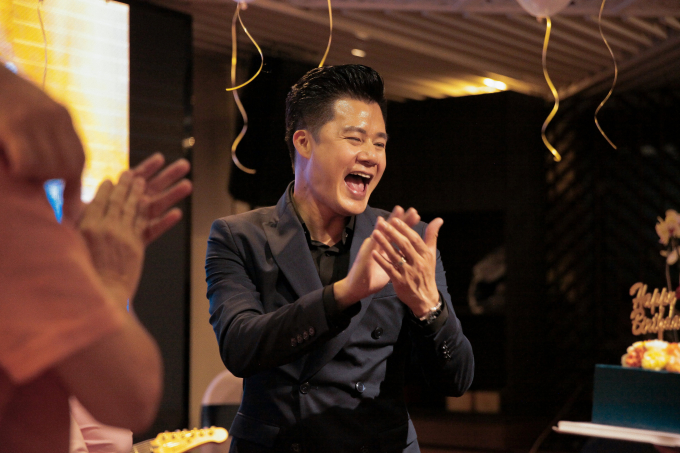 Quang Dũng x&uacute;c động khi con trai h&aacute;t mừng sinh nhật bố