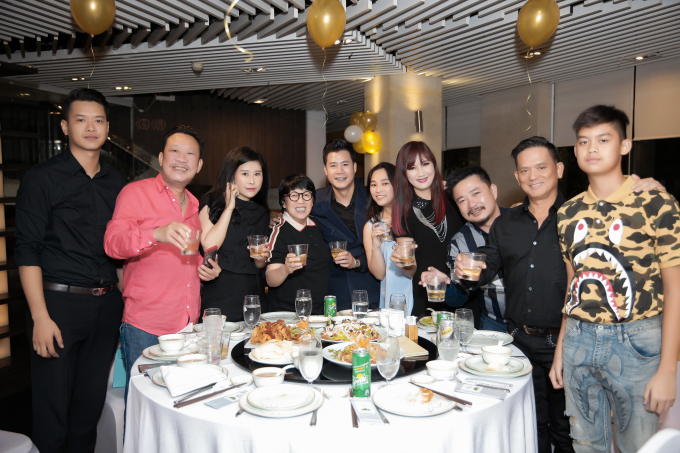 Quang Dũng x&uacute;c động khi con trai h&aacute;t mừng sinh nhật bố