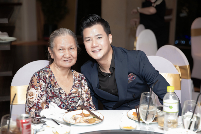 Mẹ nam ca sĩ trong tiệc sinh nhật.