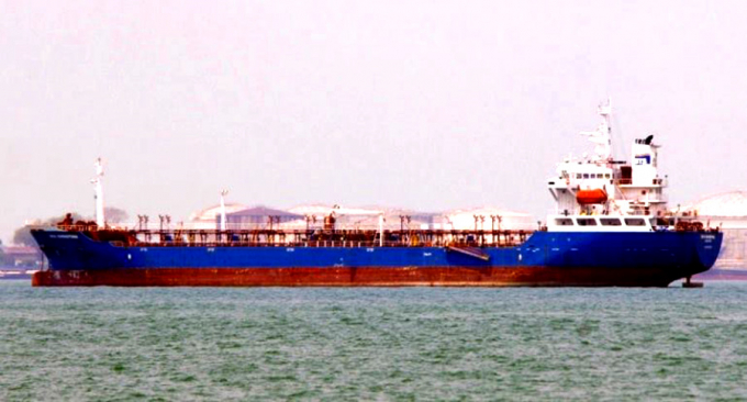 T&agrave;u&nbsp;BTS Christina bị ph&aacute;t hiện chở một lượng lớn xăng dầu nhập lậu bị cơ quan điều tra tạm giữ. Ảnh:&nbsp;P.N.