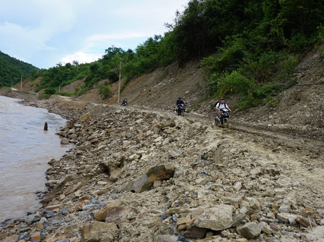 Con đường v&agrave;nh đai miền T&acirc;y Nghệ An k&eacute;o d&agrave;i khoảng 80km nối liền c&aacute;c v&ugrave;ng bi&ecirc;n giới x&atilde; T&agrave; Cạ, Mường T&iacute;p, Mường Ải, Na Ngoi, Nậm C&agrave;n của huyện Kỳ Sơn (Nghệ An). Sau cơn b&atilde;o số 3 (th&aacute;ng 7/2018), nhiều đoạn đường bị lũ cuốn, g&acirc;y t&igrave;nh trạng sạt lở nghi&ecirc;m trọng.