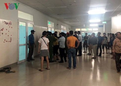 Người nh&agrave; tập trung phản đối b&aacute;c sĩ tại bệnh viện.