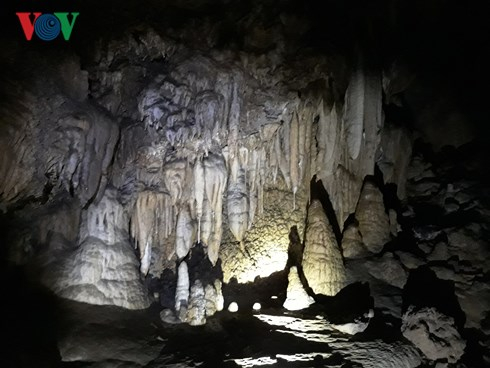C&aacute;c khối thạch nhũ trong hang động mới ph&aacute;t hiện.